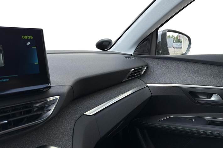 Grå Peugeot 3008 fra 2021
