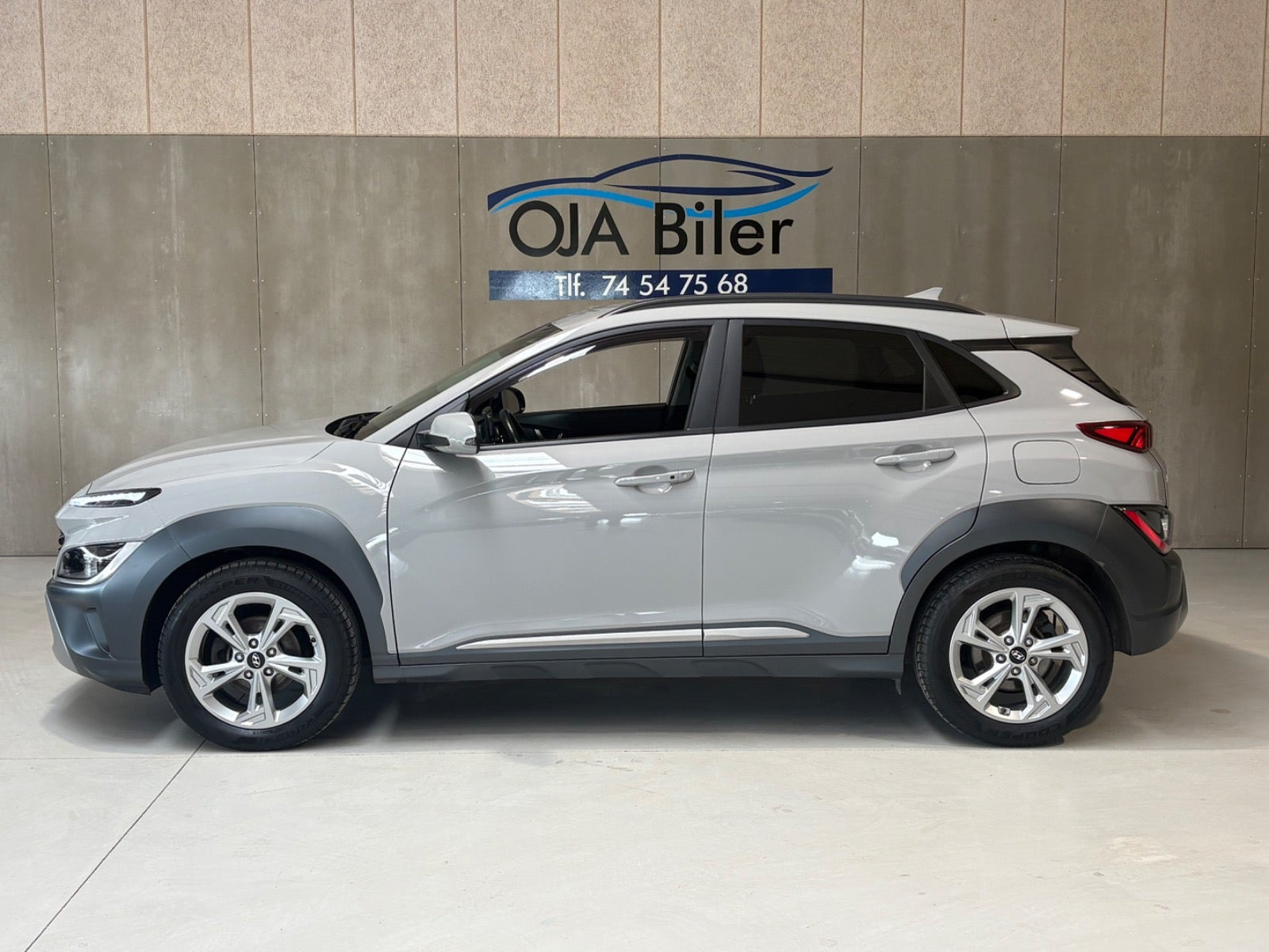 Grå Hyundai Kona fra 2023