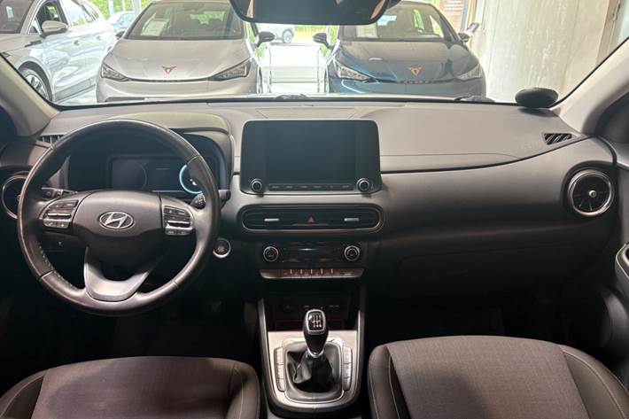 Grå Hyundai Kona fra 2023