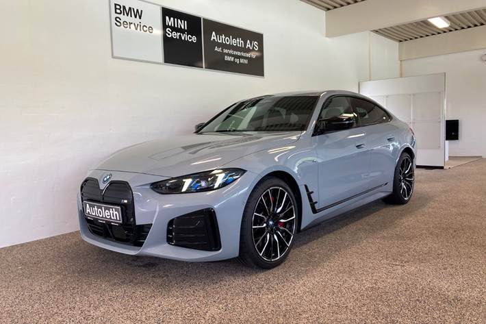 Grå BMW i4 fra 2025