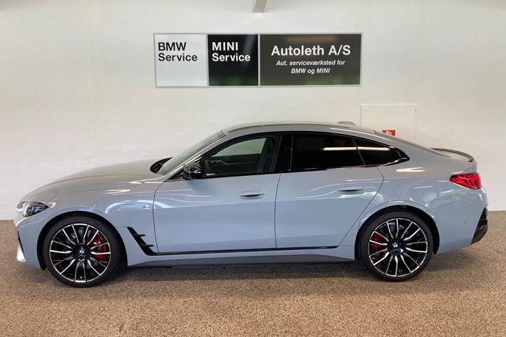 Grå BMW i4 fra 2025