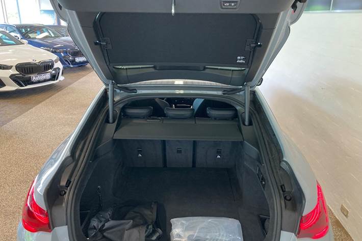 Grå BMW i4 fra 2025