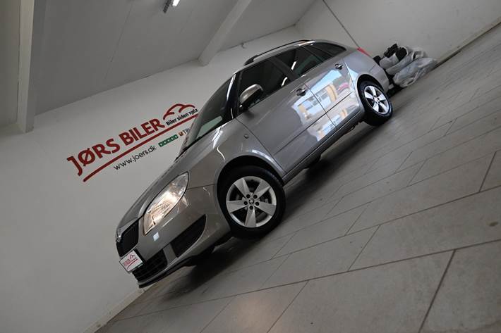 Beige Skoda Fabia fra 2014 set udefra