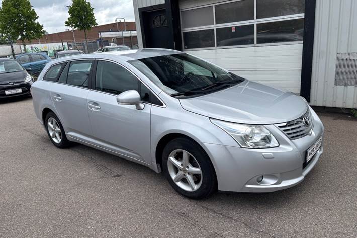 Sølv Toyota Avensis fra 2009