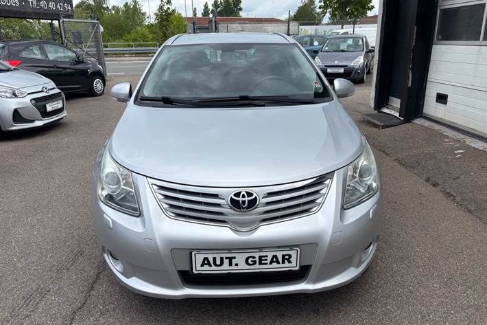 Sølv Toyota Avensis fra 2009