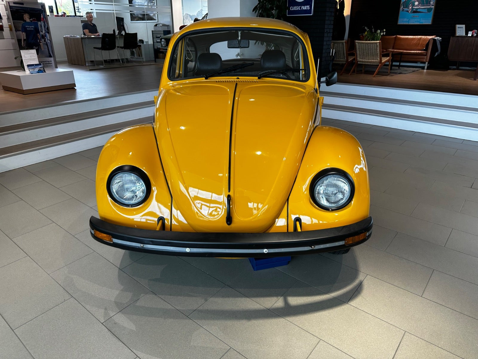 Gul VW Type 1 fra 1981 set udefra
