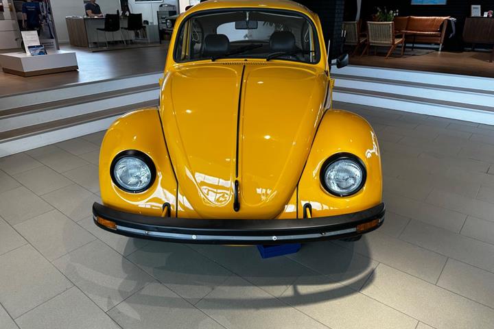 Gul VW Type 1 fra 1981 set udefra