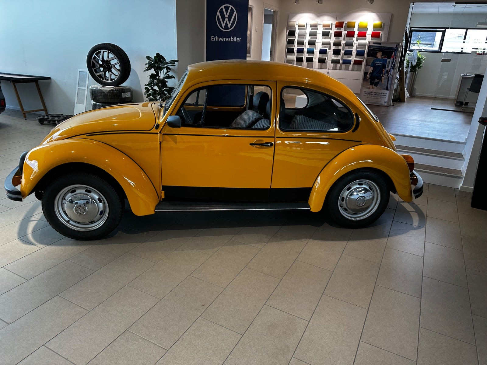 Gul VW Type 1 fra 1981 set udefra