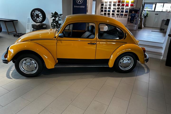 Gul VW Type 1 fra 1981 set udefra