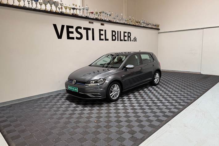 Grå VW Golf VII fra 2018