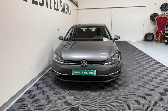 Grå VW Golf VII fra 2018