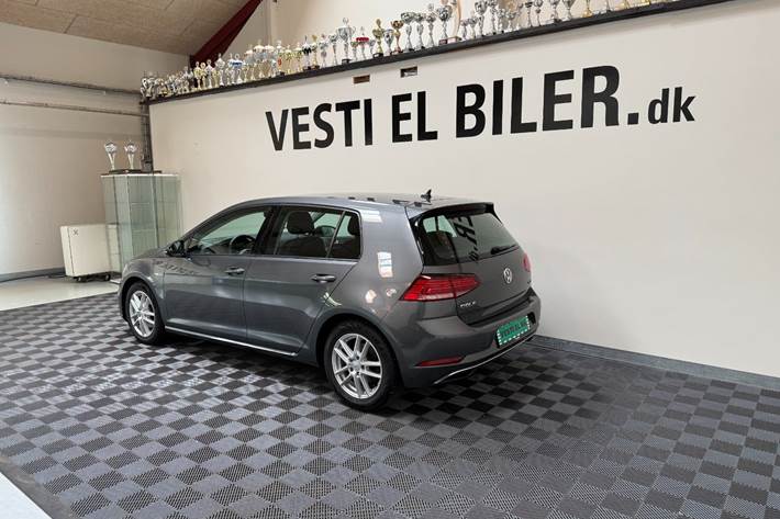 Grå VW Golf VII fra 2018