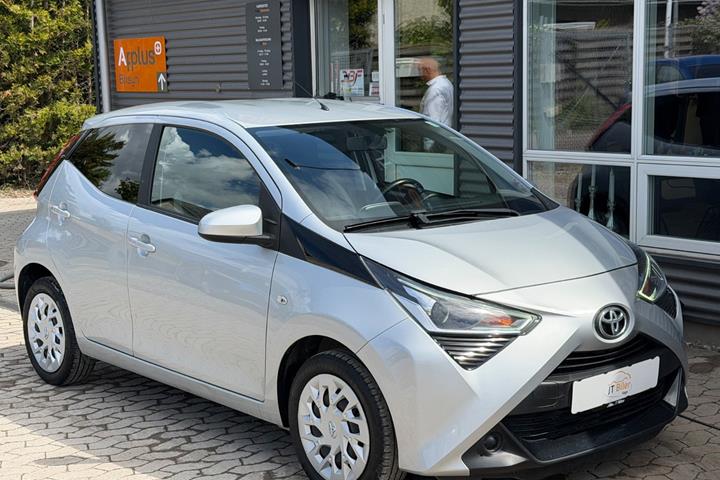 Sølv Toyota Aygo fra 2020 set udefra