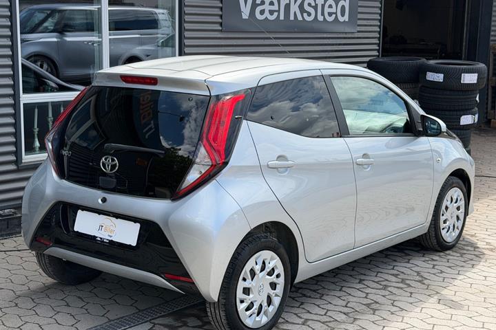 Sølv Toyota Aygo fra 2020