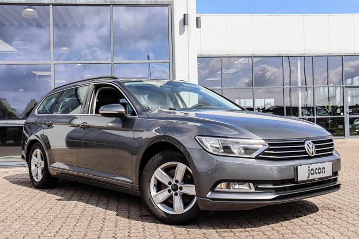 Grå VW Passat fra 2017 set udefra
