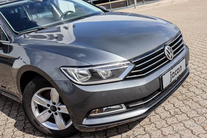 Grå VW Passat fra 2017