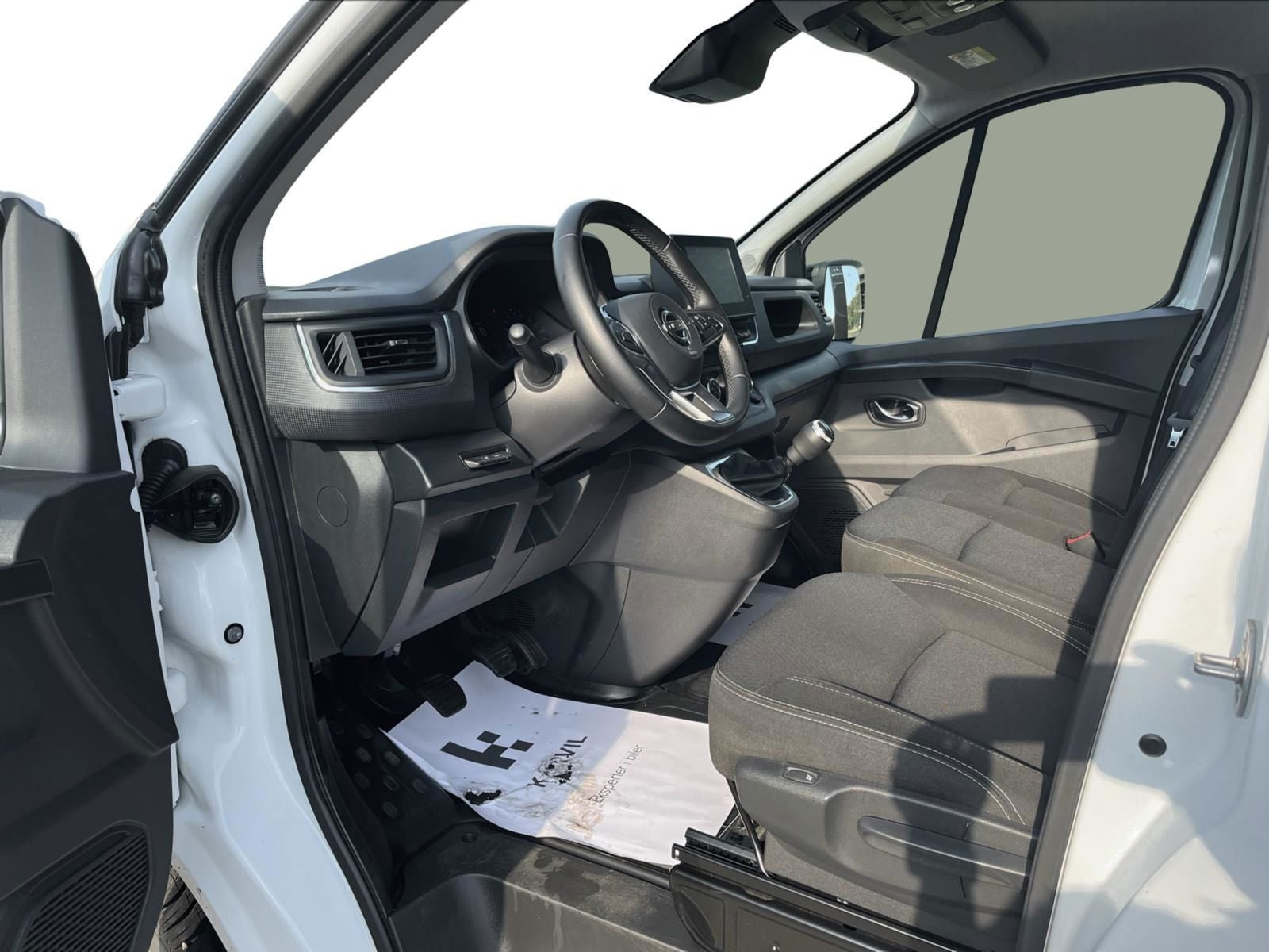 Hvid Nissan Primastar fra 2022