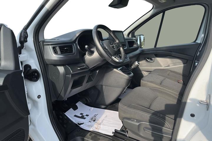 Hvid Nissan Primastar fra 2022