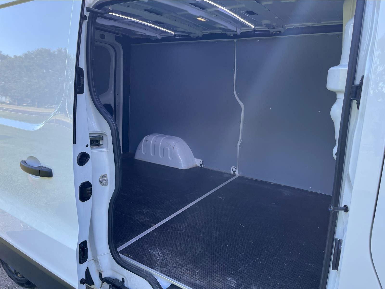 Hvid Nissan Primastar fra 2022