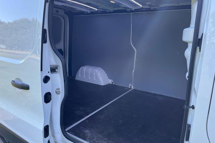 Hvid Nissan Primastar fra 2022