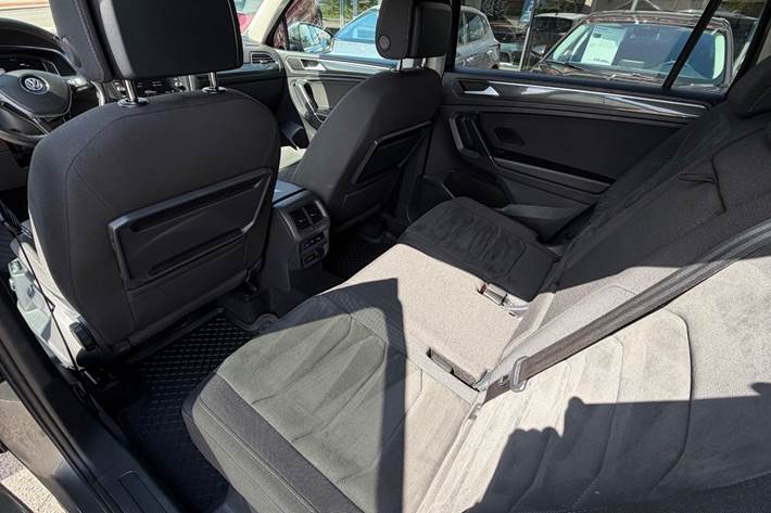 Grå VW Tiguan Allspace fra 2020