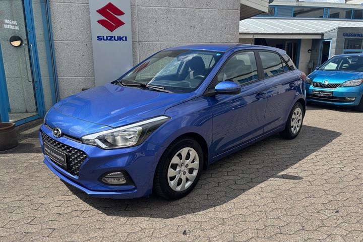 Blå Hyundai i20 fra 2018 set udefra