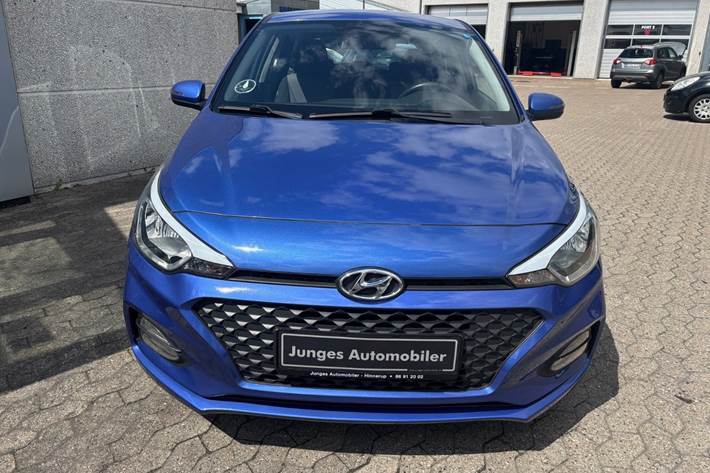 Blå Hyundai i20 fra 2018