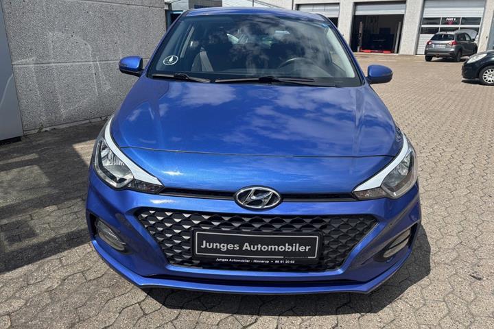 Blå Hyundai i20 fra 2018