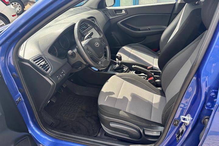 Blå Hyundai i20 fra 2018