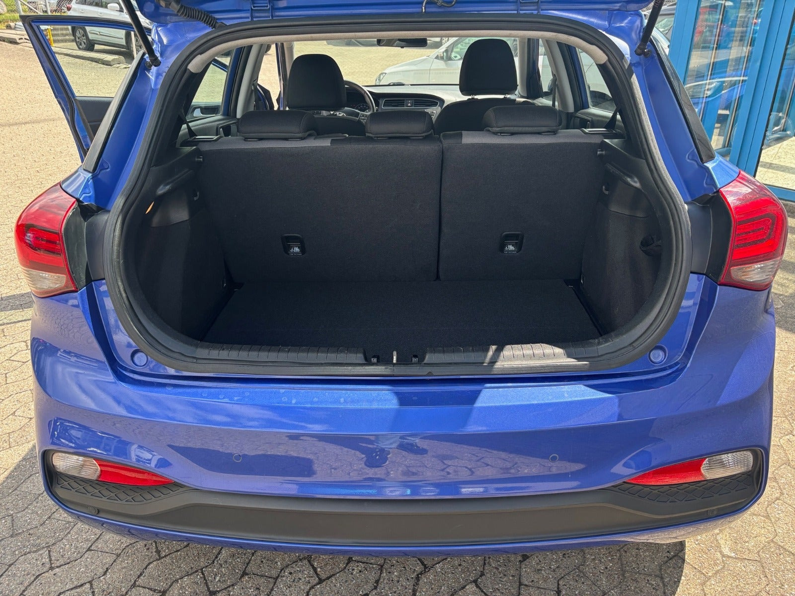 Blå Hyundai i20 fra 2018