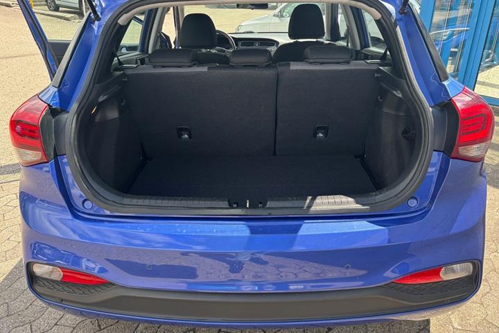 Blå Hyundai i20 fra 2018