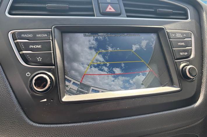 Blå Hyundai i20 fra 2018