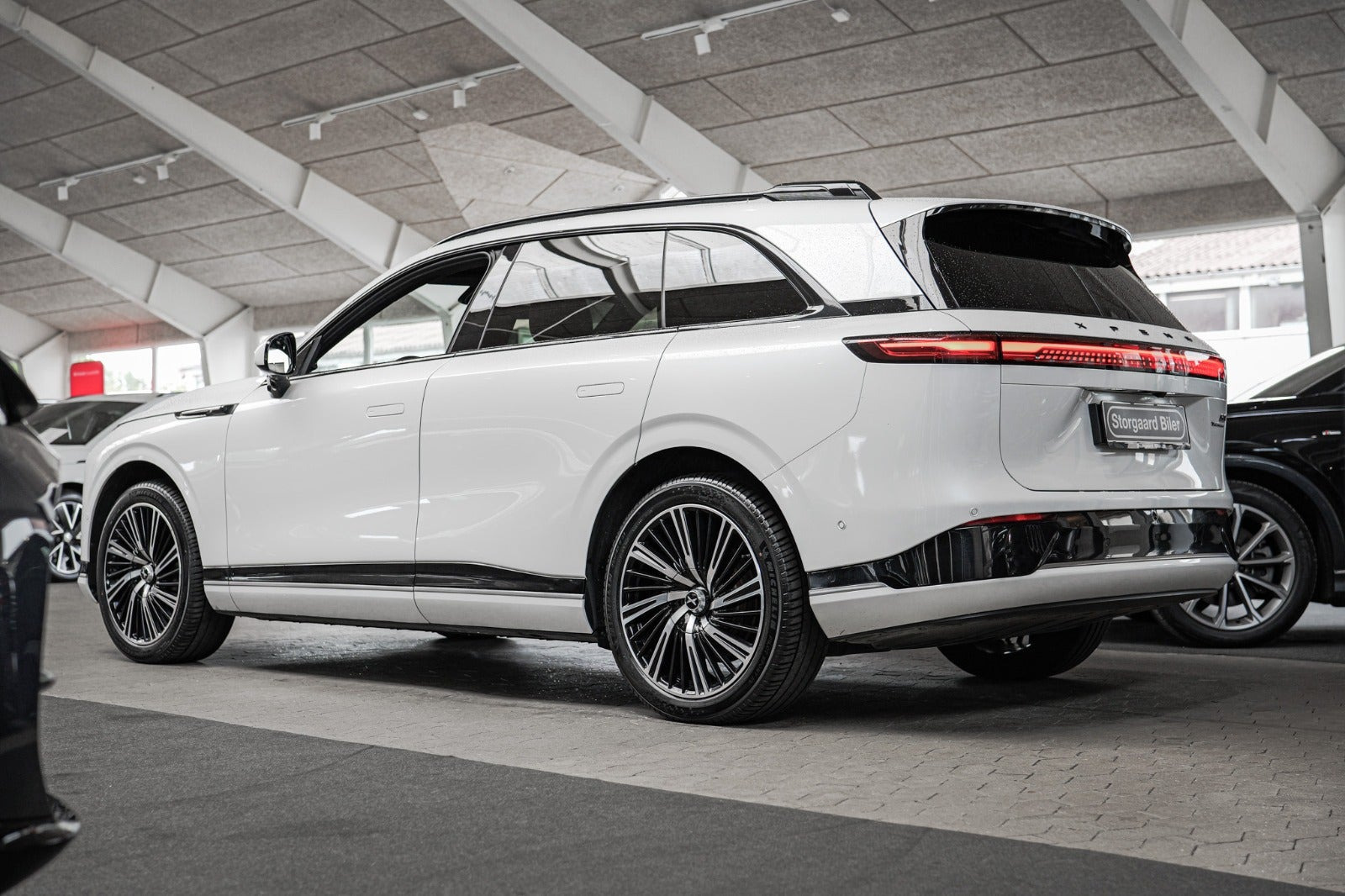 Hvid Xpeng G9 fra 2023