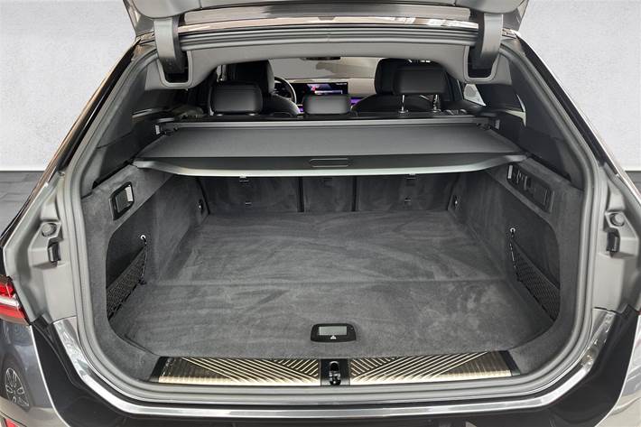 Grå BMW i5 fra 2025