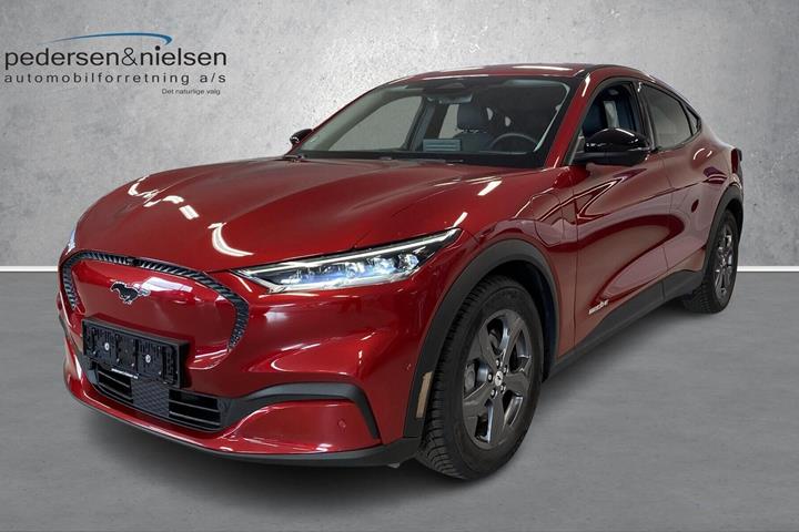 Rød Ford Mustang Mach-E fra 2024 set udefra