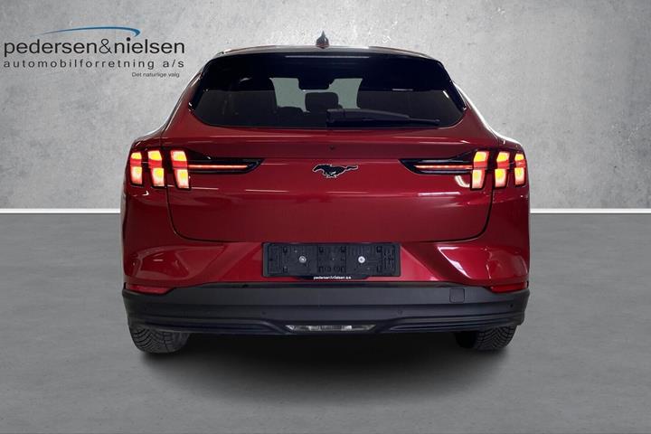 Rød Ford Mustang Mach-E fra 2024 set udefra