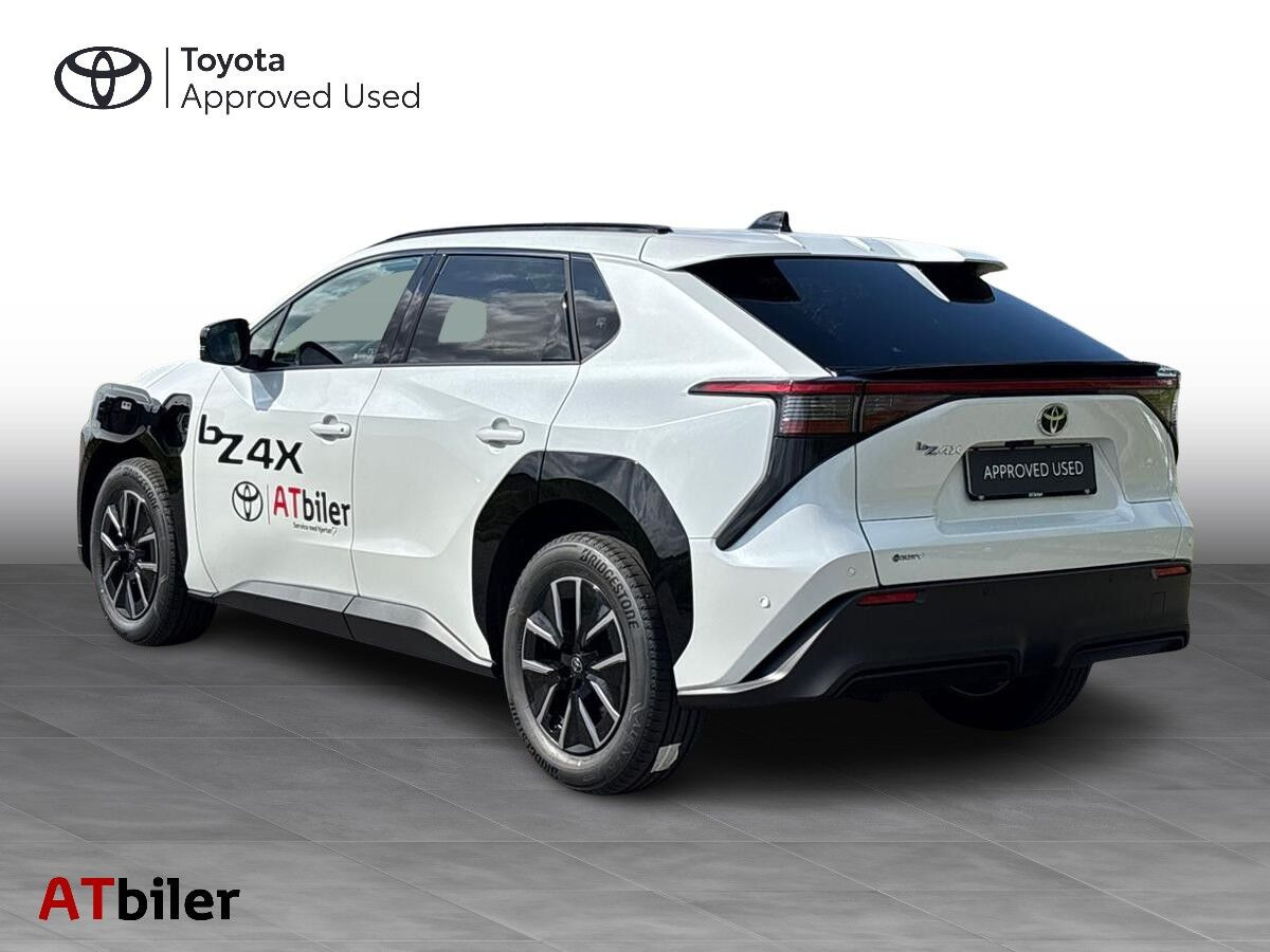 Hvid Toyota BZ4X fra 2026