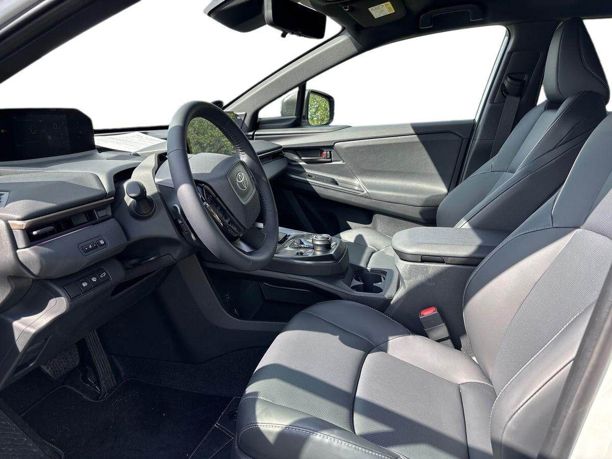 Hvid Toyota BZ4X fra 2026