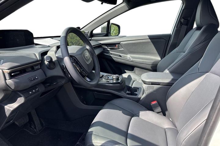 Hvid Toyota BZ4X fra 2026