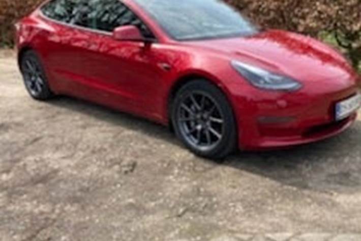 Rød Tesla Model 3 fra 2021 set udefra