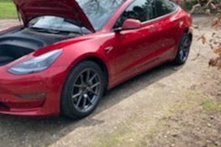 Rød Tesla Model 3 fra 2021