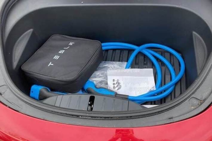 Rød Tesla Model 3 fra 2021