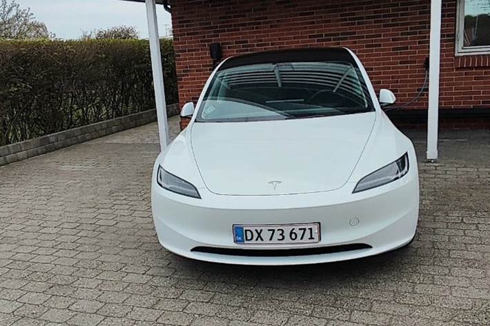 Hvid Tesla Model 3 fra 2024
