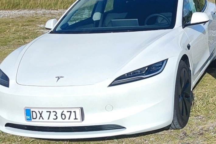 Hvid Tesla Model 3 fra 2024