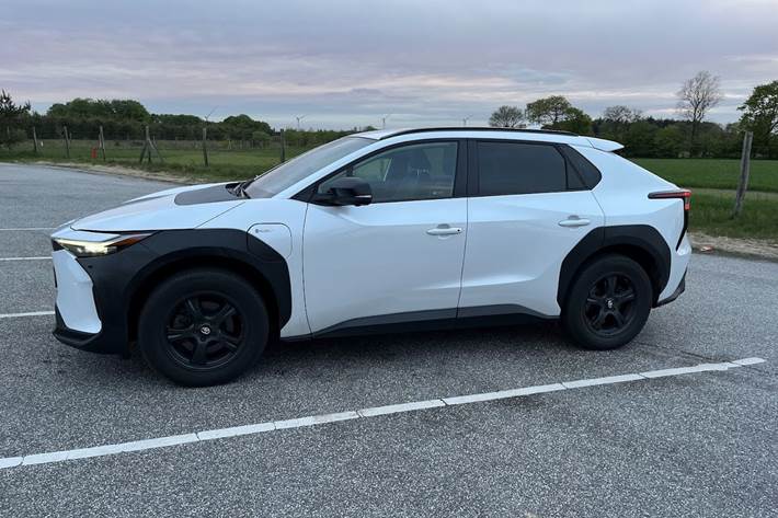 Hvid Toyota BZ4X fra 2024