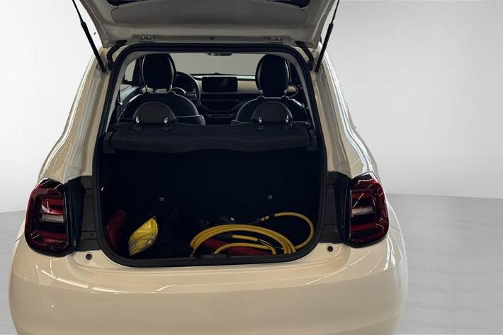 Hvid Fiat 500e fra 2023