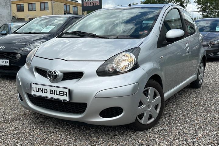 Sølv Toyota Aygo fra 2010 set udefra