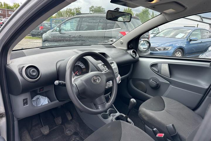 Sølv Toyota Aygo fra 2010