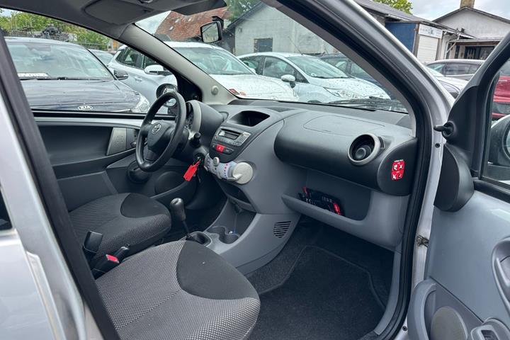 Sølv Toyota Aygo fra 2010