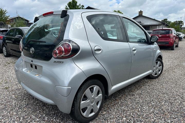 Sølv Toyota Aygo fra 2010